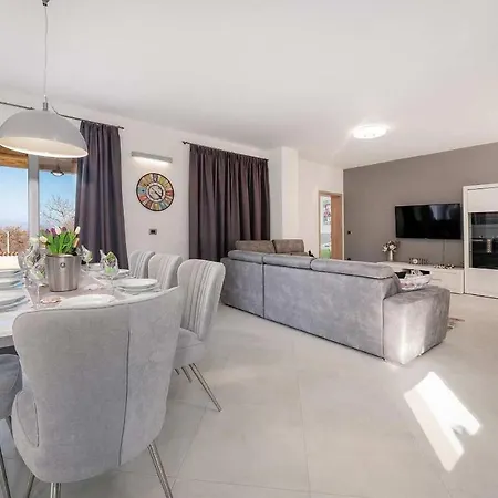 Bellavista Radmani بيت للعطل